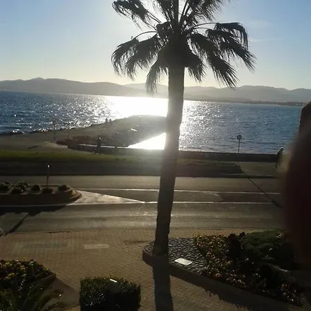 Les Pieds Dans L'eau Pour 6 Personnes A Saint-raphael