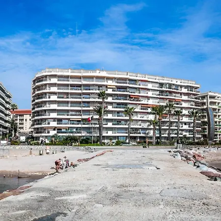 Apartment Les Pieds Dans L'eau Pour 6 Personnes A Saint-raphael *