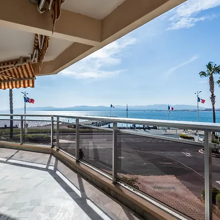 Apartment Les Pieds Dans L'eau Pour 6 Personnes A Saint-raphael *
