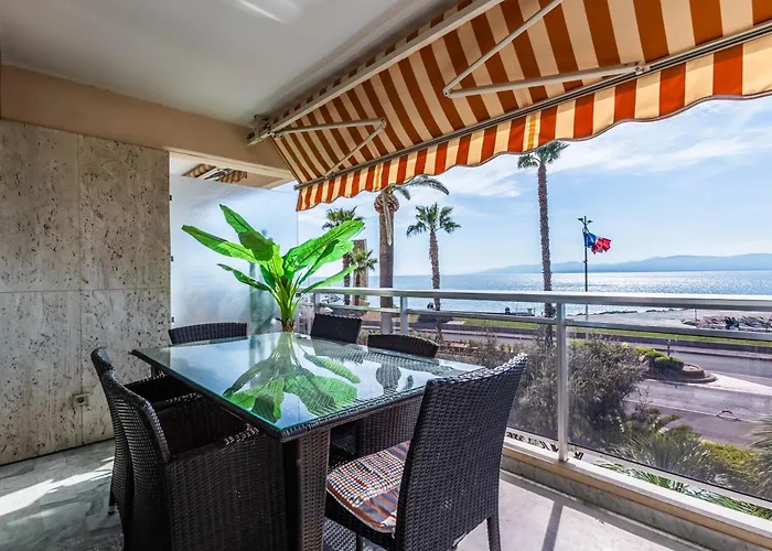 Apartment Les Pieds Dans L'eau Pour 6 Personnes A Saint-raphael Saint-Raphaël